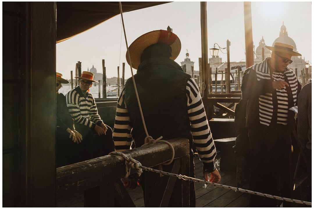 omarcastr's tweet photo. Venice, framed in the wide format.

I made most of these with the 35mm and 70–200mm. Not my usual 24 and 50, though the combination worked remarkably well. One kept me close to what was happening, and the other allowed me to step back and observe. Be... https://t.co/vWmKCLTqiJ