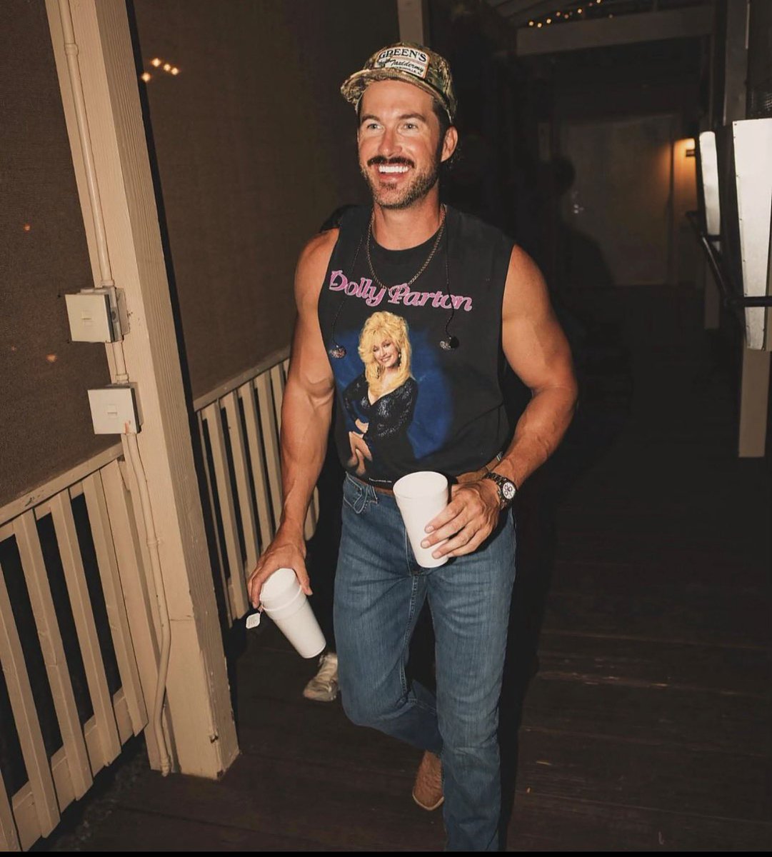 Riley_Green_MGM's tweet photo. Paying tribute to the one and only Dolly Parton — a true icon whose music, kindness, and legacy have touched generations. ❤️🎶 Riley Green showing love to a country music legend.🤠🌹 

#DollyParton #RileyGreen #RileygreenMusic #CountryMusic #MusicLegend https://t.co/BC1IkqZUHZ