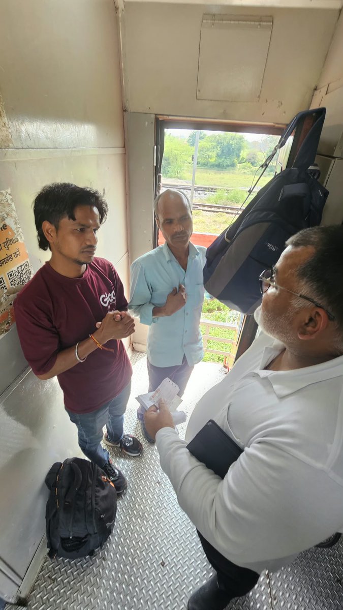 drm_lko's tweet photo. Yesterday a surprise ticket-checking drive was conducted on the #Lucknow–#Ayodhya Dham–#Sultanpur section.

162 cases detected and ₹1,48,530 recovered.

Regular checking is being carried out to prevent ticketless travel and ensure a smooth journey for all passengers. https://t.co/tWwa9u2tIg