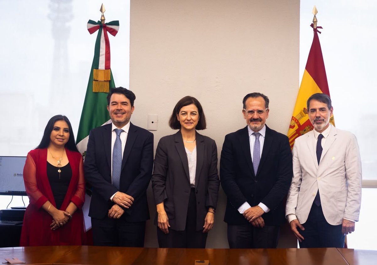 arturomedinap's tweet photo. En representación de la secretaria de @SEGOB_mx  @rosaicela_ y la @SRE_mx participamos en la reunión sobre cooperación internacional en materia de búsqueda de personas e identificación humana, con la secretaria de Estado de Cooperación Internacional de España, @Eva_Granados, y el @EmbEspMex en México, Juan Duarte.

Este diálogo bilateral permitió avanzar en los procesos de  cooperación, intercambiar experiencias y compartir las prioridades del @GobiernoMX para atender las desapariciones, así como contar con herramientas que contribuyan a la localización e identificación humana. 

Destacamos que la búsqueda de la verdad y la justicia es fundamental para nuestros países y que las familias siempre deben estar en el centro de nuestros esfuerzos.

Asistieron el subsecretario para Asuntos Multilaterales y Derechos Humanos de la Cancillería, @OCHOA_MX_UN; el director general de Derechos Humanos y Democracia, @cevillanue; y la comisionada nacional de @Busqueda_MX, Martha Lidia Pérez.

También estuvieron presentes representantes de ambas delegaciones, con quienes refrendamos la importancia de la colaboración internacional para fortalecer las acciones en materia de búsqueda y #DDHH.
