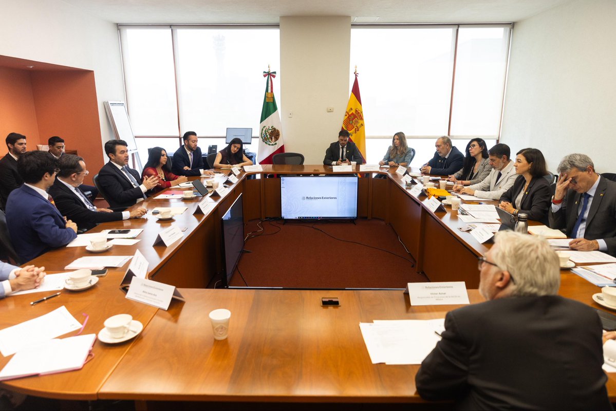 arturomedinap's tweet photo. En representación de la secretaria de @SEGOB_mx  @rosaicela_ y la @SRE_mx participamos en la reunión sobre cooperación internacional en materia de búsqueda de personas e identificación humana, con la secretaria de Estado de Cooperación Internacional de España, @Eva_Granados, y el @EmbEspMex en México, Juan Duarte.

Este diálogo bilateral permitió avanzar en los procesos de  cooperación, intercambiar experiencias y compartir las prioridades del @GobiernoMX para atender las desapariciones, así como contar con herramientas que contribuyan a la localización e identificación humana. 

Destacamos que la búsqueda de la verdad y la justicia es fundamental para nuestros países y que las familias siempre deben estar en el centro de nuestros esfuerzos.

Asistieron el subsecretario para Asuntos Multilaterales y Derechos Humanos de la Cancillería, @OCHOA_MX_UN; el director general de Derechos Humanos y Democracia, @cevillanue; y la comisionada nacional de @Busqueda_MX, Martha Lidia Pérez.

También estuvieron presentes representantes de ambas delegaciones, con quienes refrendamos la importancia de la colaboración internacional para fortalecer las acciones en materia de búsqueda y #DDHH.