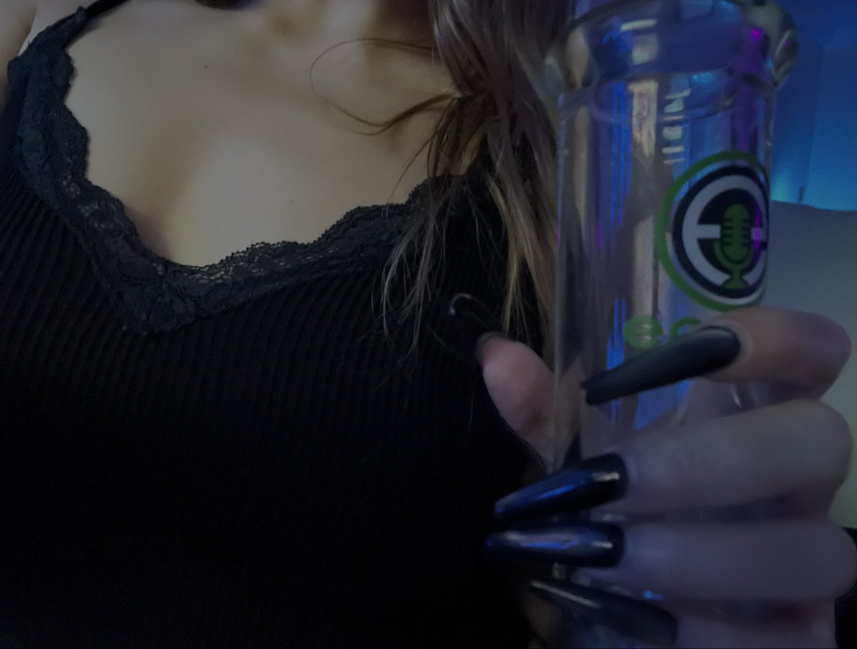 roxyyyrainnn's tweet photo. nails so pretty wrapped around the bong … and what else maybe? 👀 https://t.co/3cPZRBFVzB