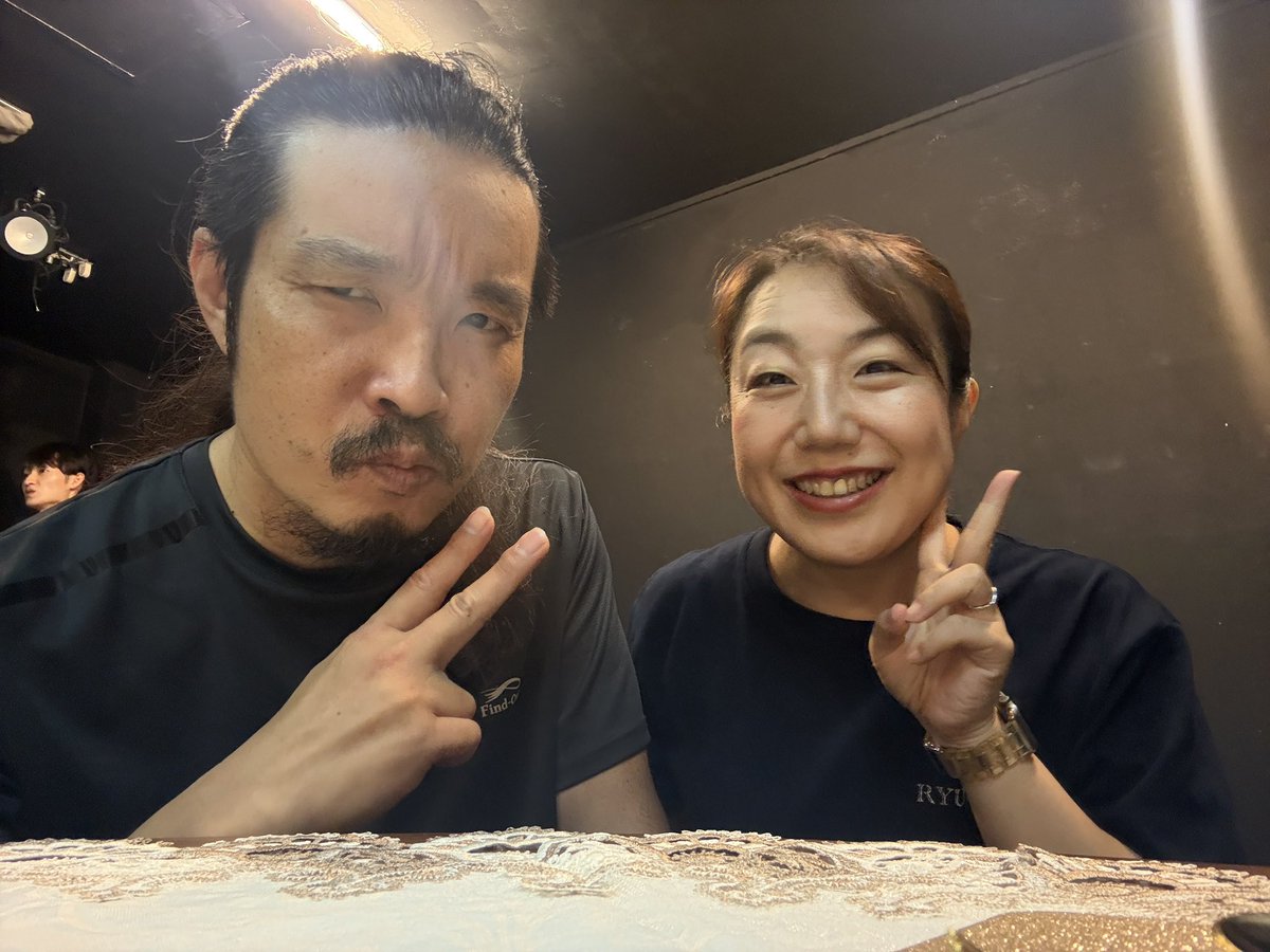 yuukitakeru's tweet photo. 10月になりました！
連休のご予定はいかがですか？

オクチナオシ第6回本公演
「今ゾンビなるのは違う」
いよいよ本番が近づいてまいりました！🫶

全員で魂燃やしてます！
どうぞ楽しみにご来場ください
写真はわたしの旦那さん役
おくむらたかしさんと✨😍✨

チケット🎟️
https://t.co/k30PdSFcpX https://t.co/pJDUNOGrz9