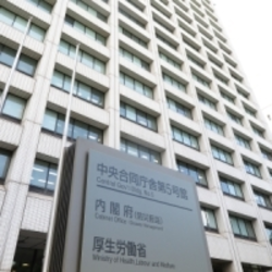 nikkeidi's tweet photo. 厚生労働省は2026年9月30日、既存のOTC医薬品との代替性が特に高い医療用医薬品（OTC類似薬）について、患者に薬剤費の4分の1に相当する「特別の料金」を求める制度の運用に関する省令・通知を発出した。2027年3月1日から「一部保険外療養」の仕組みとして導入する。処方箋には、特… dlvr.​it/TVk27y https://t.co/O3b1yjHNNx