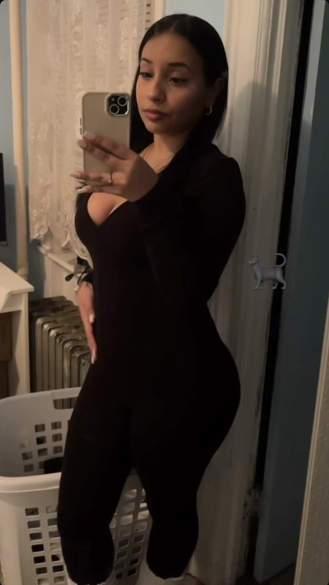 Leahnaughtyshow's tweet photo. Who neeeds help gooning before bed tonight https://t.co/2Z5aAb7tVX