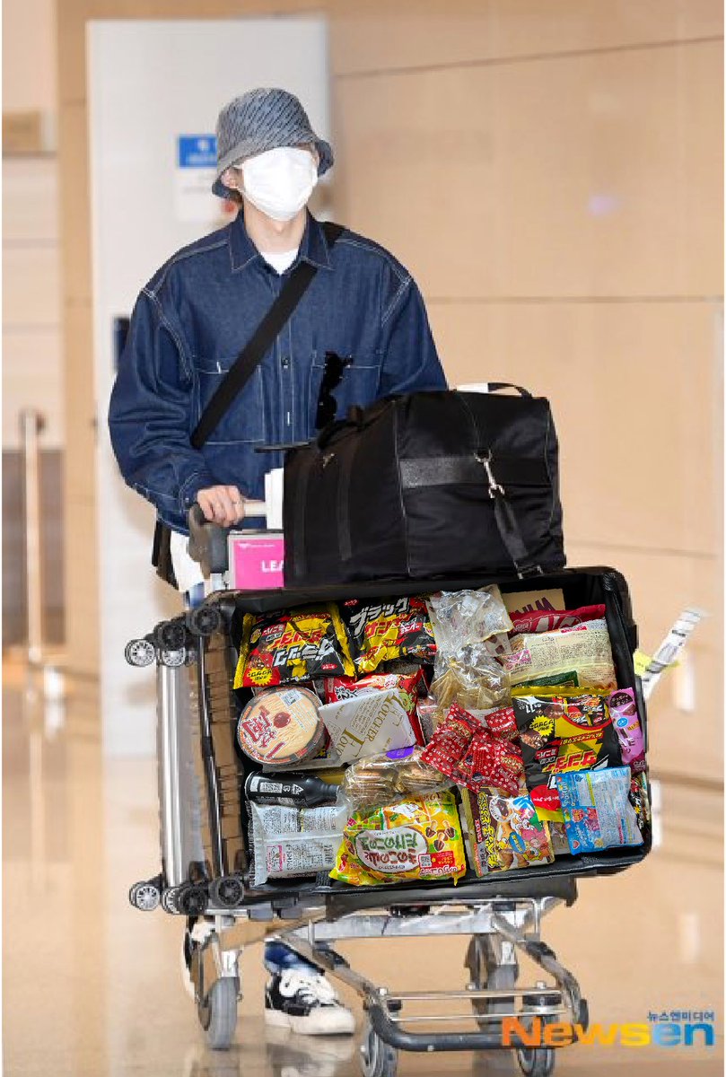 sung09_'s tweet photo. 韓国で駄菓子屋でも開業するんかこのショウタロウ https://t.co/4tX6ux5OZ6