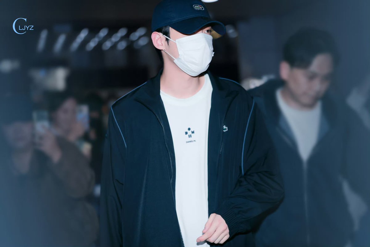 Luminth_sik's tweet photo. Welcome to Paris, Kim Yoonsik. May this be a journey to https://t.co/VYf6mn4KNh feels a little brighter today. ≽^⚈⩊⚈^≼

WELCOME KIM YOON SIK TO PARIS

#YOONSIKPFWSS27
#KIMYOONSIKINPARIS https://t.co/5XFCXCROPf