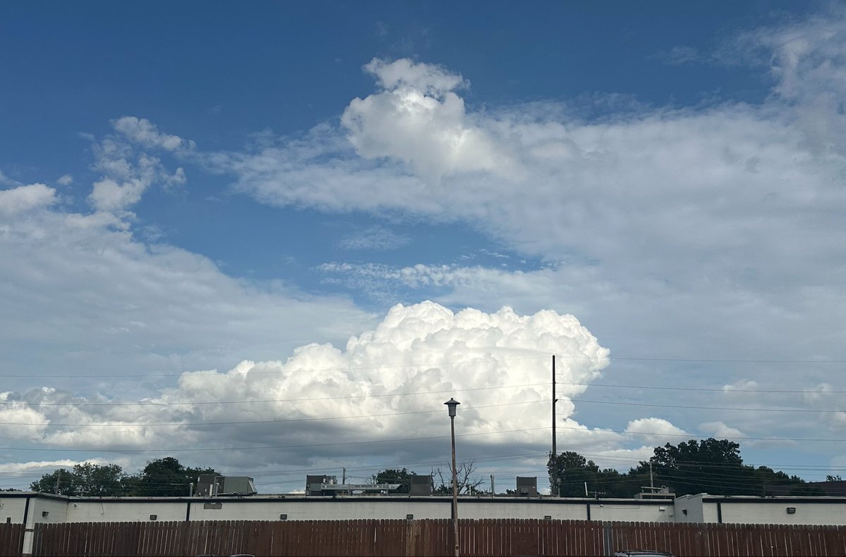 alienseraphina's tweet photo. I love clouds https://t.co/Z3TY31u57t