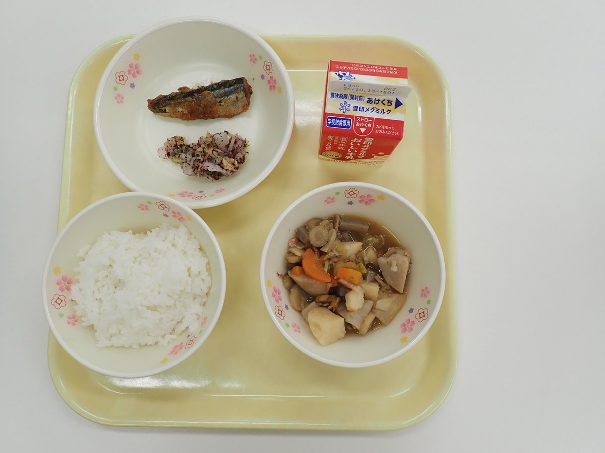 kasugaikyushoku's tweet photo. 10/1   #学校給食

・・・小学校・・・
ごはん
牛乳
いも煮
さんまのみぞれ煮
白菜のゆかり和え

#春日井市　#今日の給食　#いも煮

☆今年も開催します！！
\\　給食レストラン　// https://t.co/W5qbXMkCOX