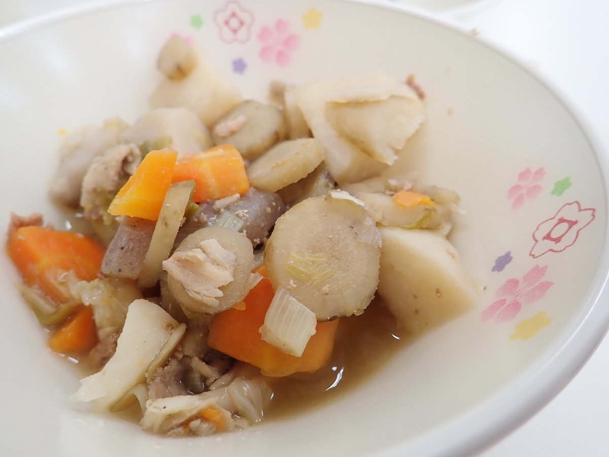 kasugaikyushoku's tweet photo. 10/1   #学校給食

・・・小学校・・・
ごはん
牛乳
いも煮
さんまのみぞれ煮
白菜のゆかり和え

#春日井市　#今日の給食　#いも煮

☆今年も開催します！！
\\　給食レストラン　// https://t.co/W5qbXMkCOX