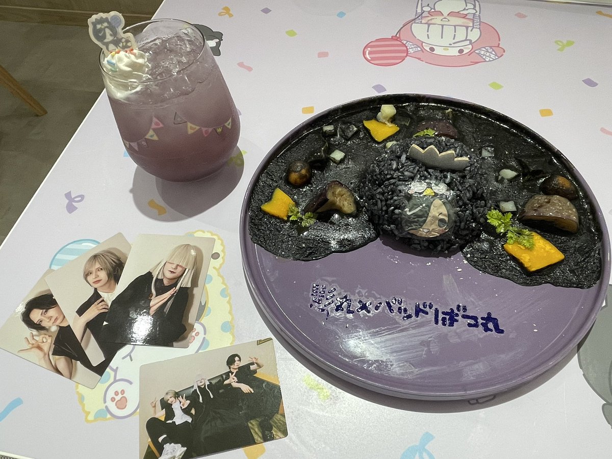 hina_zigzaglove's tweet photo. サンリオコラボカフェ後半戦(2/2)行ってきました！
今回は影丸さんメニューを注文！いや〜真っ黒カレー美味しいけど食べにくいね😂
御三方がいっぱい考えてくれたメニューは制覇できたので、強制的にダイエットが決定しました😇頑張ろ… https://t.co/1tjOy4vJZG