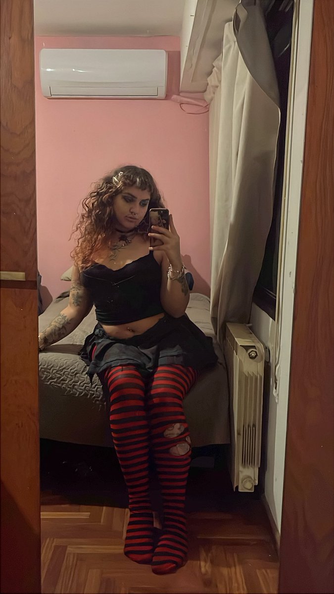 thepunkvenus's tweet photo. A punk Goddess is gonna put you on your place and take control of you tonight. https://t.co/MMw7RE87Hd