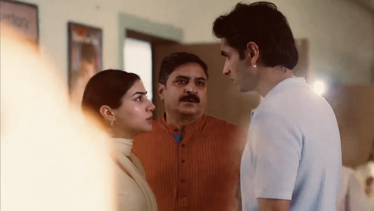 IshikaOberoi3's tweet photo. #tujulietjattdi | #heewab | #SyedRazaAhmed | #JasmeetKaur 

The fire being on Heer’s side feels incredibly symbolic here. She isn’t just standing near the flames—she is willingly walking into them, burning herself to save Nawab. She is sacrificing herself for his safety, determined to destroy herself if that is what it takes to protect him. And that makes her silence and determination even more heartbreaking, because she refuses to explain why she is choosing this path. ❤️‍🔥🤌😭

And Nawab is on the other side, desperately trying to understand the reason behind her silence—the reason behind this determination to destroy herself. He watches her burn, feels the heat of the fire, and yet the real fire is the one burning inside him: the desperate need to know what happened to her.

Because this is the same Heer who was once a fighter—fearless, stubborn, someone who would fight against everything. So what happened? What mishap, what pain, what trauma could have turned that Heer into this weak, timid and broken version of herself? That is what Nawab is trying to understand while watching the woman he loves slowly walk into the flames. 😔💔

And when Heer starts walking into the fire, Nawab tries to stop her. His eyes are fixed on the flames because he knows exactly what they mean—the fire will burn her, but it will burn him too. He cannot simply stand there and let her destroy herself, because whatever hurts Heer inevitably reaches him too.

The fire therefore becomes a metaphor for the extent to which these two can go for each other. Heer is willing to burn herself to keep Nawab safe, while Nawab is willing to face that same fire to reach the Heer buried beneath her silence and pain.

She walks into the fire for his safety.
He reaches towards the fire because he cannot let her burn alone. 🥺🤌
And somewhere between them, the same fire consumes them both.

Because that is their love—even when saving each other means burning themselves in the very same fire. ❤️‍🔥