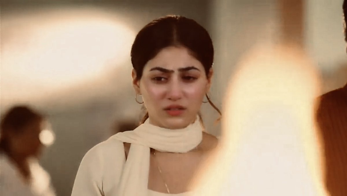 IshikaOberoi3's tweet photo. #tujulietjattdi | #heewab | #SyedRazaAhmed | #JasmeetKaur 

The fire being on Heer’s side feels incredibly symbolic here. She isn’t just standing near the flames—she is willingly walking into them, burning herself to save Nawab. She is sacrificing herself for his safety, determined to destroy herself if that is what it takes to protect him. And that makes her silence and determination even more heartbreaking, because she refuses to explain why she is choosing this path. ❤️‍🔥🤌😭

And Nawab is on the other side, desperately trying to understand the reason behind her silence—the reason behind this determination to destroy herself. He watches her burn, feels the heat of the fire, and yet the real fire is the one burning inside him: the desperate need to know what happened to her.

Because this is the same Heer who was once a fighter—fearless, stubborn, someone who would fight against everything. So what happened? What mishap, what pain, what trauma could have turned that Heer into this weak, timid and broken version of herself? That is what Nawab is trying to understand while watching the woman he loves slowly walk into the flames. 😔💔

And when Heer starts walking into the fire, Nawab tries to stop her. His eyes are fixed on the flames because he knows exactly what they mean—the fire will burn her, but it will burn him too. He cannot simply stand there and let her destroy herself, because whatever hurts Heer inevitably reaches him too.

The fire therefore becomes a metaphor for the extent to which these two can go for each other. Heer is willing to burn herself to keep Nawab safe, while Nawab is willing to face that same fire to reach the Heer buried beneath her silence and pain.

She walks into the fire for his safety.
He reaches towards the fire because he cannot let her burn alone. 🥺🤌
And somewhere between them, the same fire consumes them both.

Because that is their love—even when saving each other means burning themselves in the very same fire. ❤️‍🔥