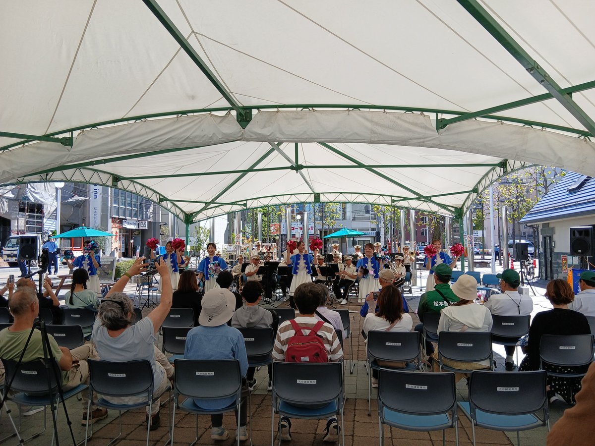 helenCanada's tweet photo. お散歩中、長野県警察音楽隊の演奏に出くわした。 https://t.co/ef6ULSSiJc