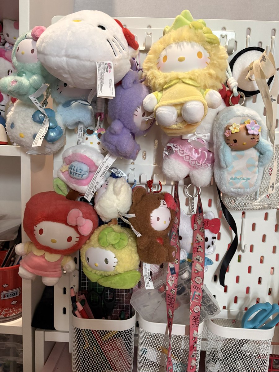 gothcatorexia's tweet photo. Realized I forgot (most not all) of my keychains, I switch them daily https://t.co/MN9wDK9W6y