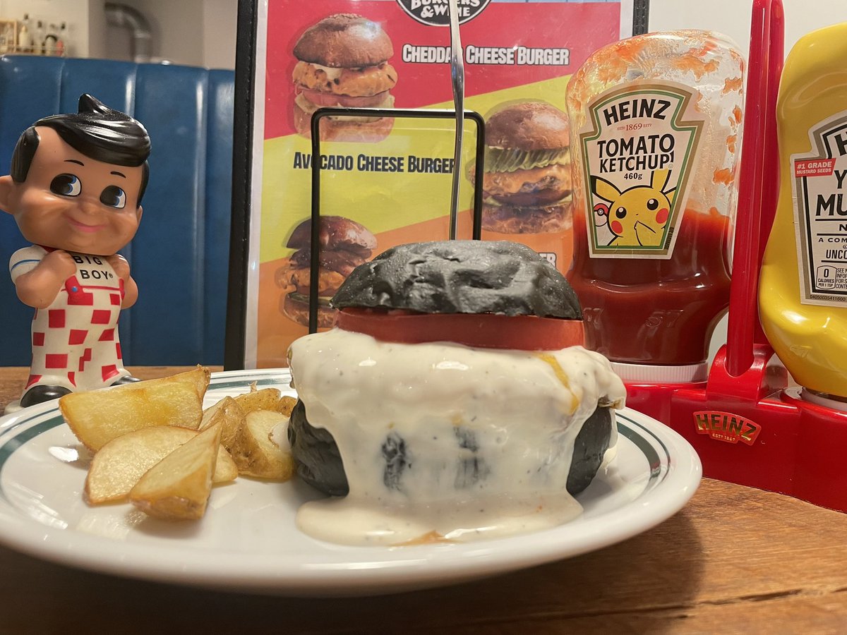 CHILLAXBURGER's tweet photo. 今日も元気にオープンしました😆

池袋スマッシュ ハロウィンバージョンはいかがですか？🍔

ランチ 11:00〜15:00(LO14:30)  
ディナー 17:00〜21:00(LO20:30)
※パティが切れ次第閉店する場合がございます。  

#バーガー #ハンバーガー #池袋ランチ #池袋 #サンシャイン池袋 #池袋アニメイト https://t.co/a3Ur5irKG0