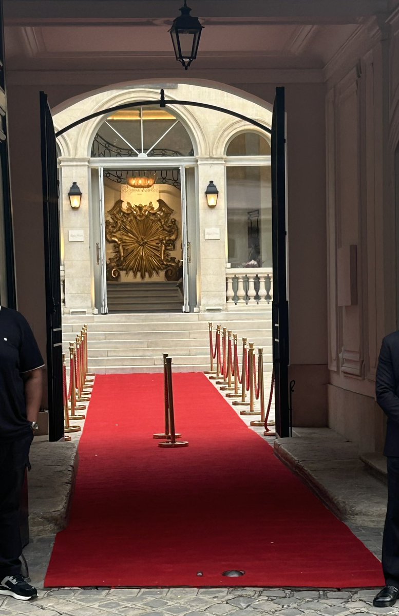 YejiFrance_'s tweet photo. [🇫🇷] 01.10.2025 | PARIS FASHION WEEK

Nous sommes présents pour supporter Yeji. Le tapis rouge est déjà installé. On attend l’arrivée de l’ambassadrice mondiale de Roger Vivier, Madame Hwang Yeji🖤

YEJI IN FULL BLOOM
#YEJI #RogerVivierSS27 #VivierEnFleur https://t.co/JxrNXZnub3