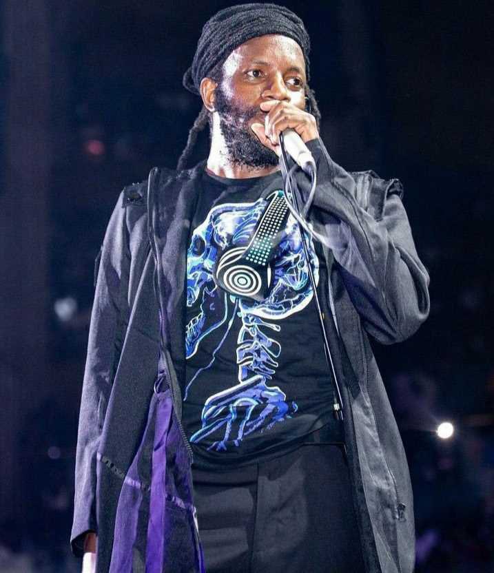 BorisCde's tweet photo. Gotta respect the Ghetto President. He was offered a car at the Deny J podcast and instead of writing a long statement begging he released his album Tête-à-Tête just a few days after the interview speaking out against corruption, bootlicking and oppression. GOAT for a reason. What a guy!