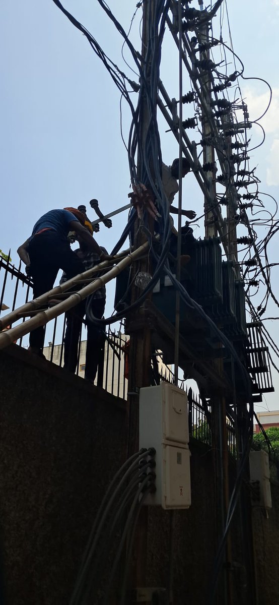 ESDBankipur's tweet photo. ⚡️ विद्युत अनुरक्षण कार्य प्रगति पर

1×315 KVA DTR एवं AB Switch का आवश्यक अनुरक्षण कार्य किया जा रहा है, जिससे विद्युत आपूर्ति की विश्वसनीयता एवं सुचारू संचालन सुनिश्चित किया जा सके।

📍 स्थान: खुदा बख्श लाइब्रेरी के पास, अशोक राजपथ https://t.co/FOomXwggem