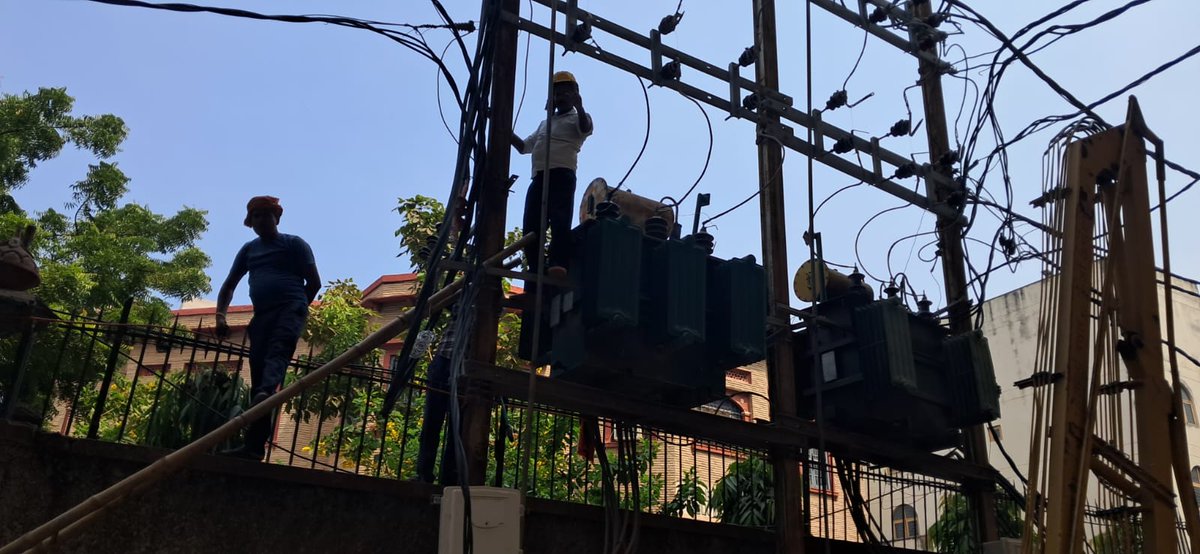 ESDBankipur's tweet photo. ⚡️ विद्युत अनुरक्षण कार्य प्रगति पर

1×315 KVA DTR एवं AB Switch का आवश्यक अनुरक्षण कार्य किया जा रहा है, जिससे विद्युत आपूर्ति की विश्वसनीयता एवं सुचारू संचालन सुनिश्चित किया जा सके।

📍 स्थान: खुदा बख्श लाइब्रेरी के पास, अशोक राजपथ https://t.co/FOomXwggem