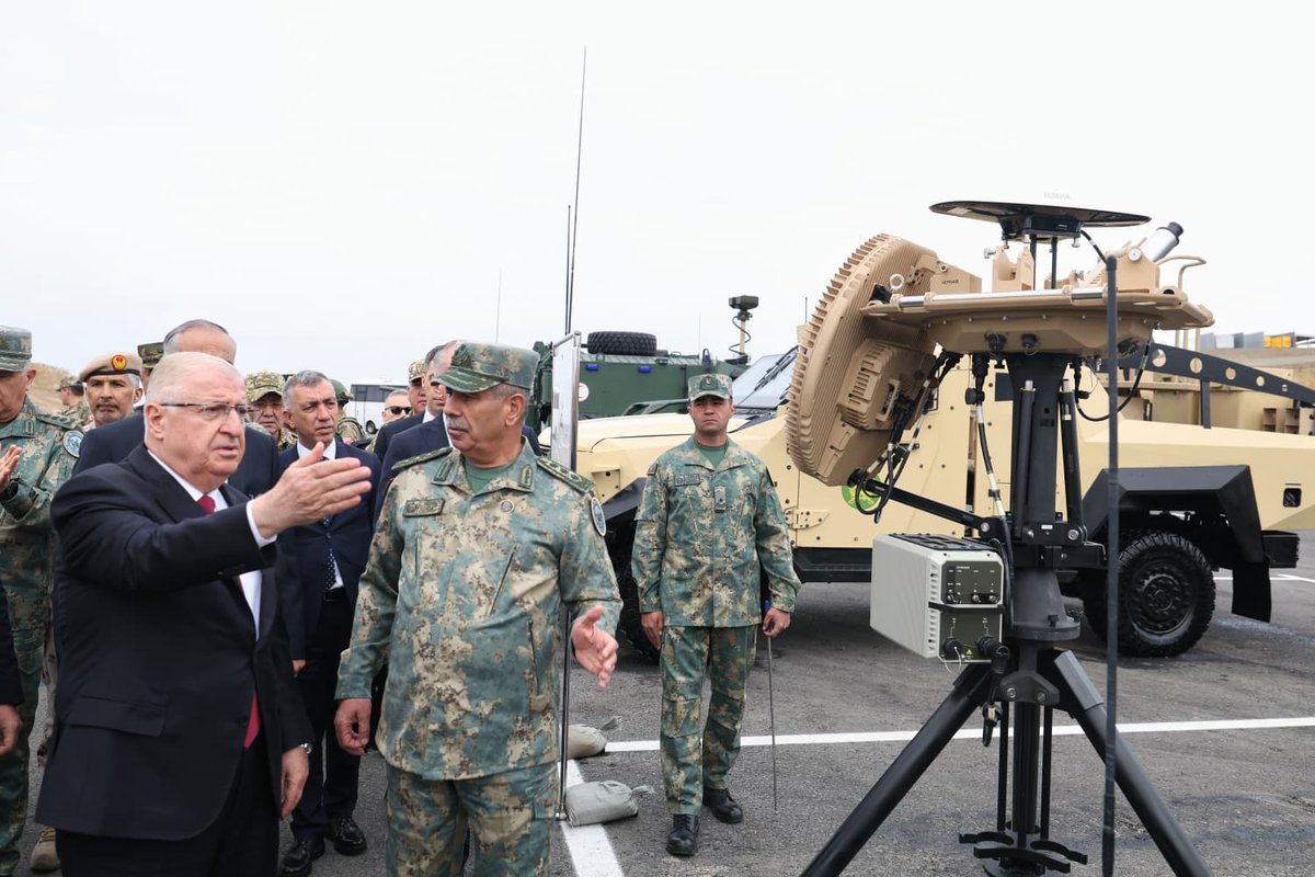 tcsavunma's tweet photo. Millî Savunma Bakanı Yaşar Güler, Azerbaycan’ın ev sahipliğinde Türkiye ve Özbekistan’ın da katılımıyla gerçekleştirilen Birliğin Gücü-2026 Tatbikatı’nın Seçkin Gözlemci Günü faaliyetlerine katılıyor. 

Bakan Yaşar Güler, Şuşa’daki tatbikat bölgesine beraberinde Genelkurmay Başkanı Orgeneral Selçuk Bayraktaroğlu, Deniz Kuvvetleri Komutanı Oramiral Ercüment Tatlıoğlu, Kara Kuvvetleri Komutanı Orgeneral Metin Tokel ve Hava Kuvvetleri Komutanı Orgeneral Rafet Dalkıran ile gitti. 

Bakan Yaşar Güler, Azerbaycan Savunma Bakanı Orgeneral Zakir Hasanov ile tatbikat sahasında sergilenen ve tatbikatta kullanılan silah, mühimmat ve teknolojileri de inceledi.

#MillîSavunmaBakanlığı 
#YaşarGüler