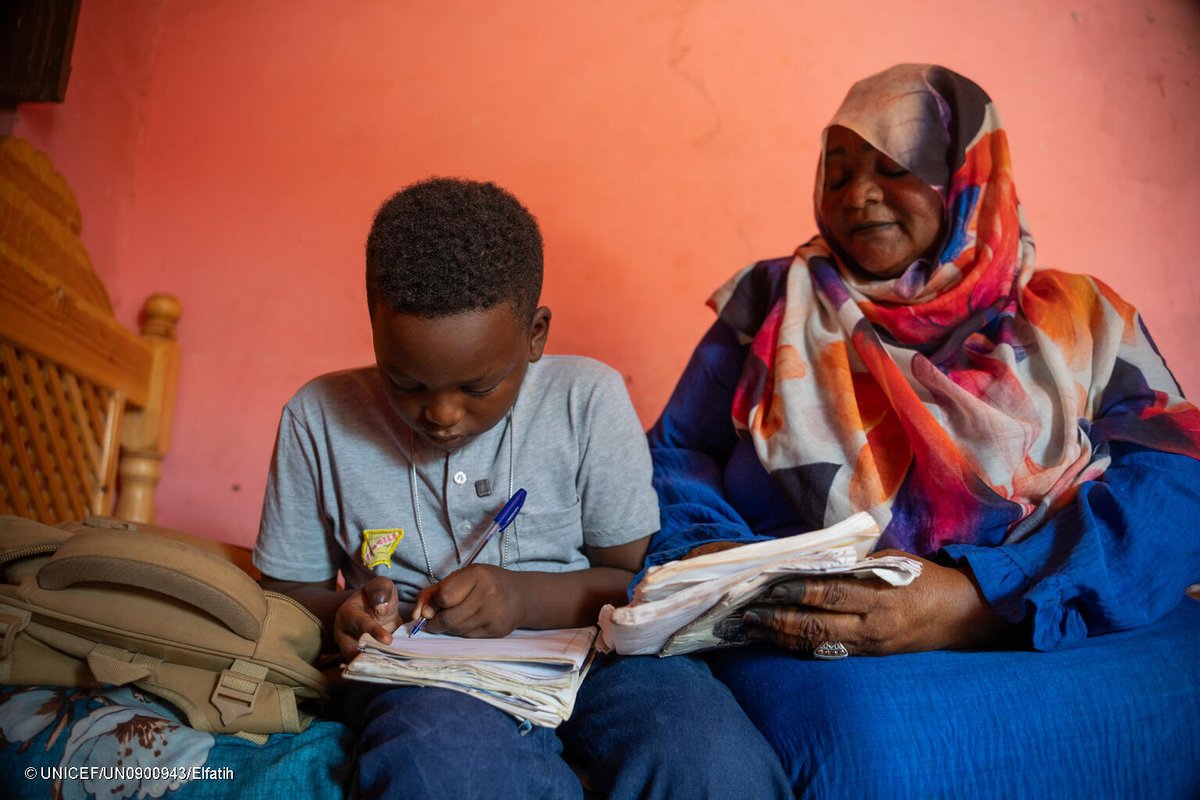 UNICEFSudan's tweet photo. "هربنا من الحرب لحماية أطفالنا،" يقول ناجح.

عمر، 10 أعوام، فرّ من كردفان، لكنه أصيب بمخلّفات الحرب المتفجرة في الخرطوم.

بالتعاون مع المركز القومي لمكافحة الألغام ، تساعد اليونيسف عمر على التعافي والعودة إلى المدرسة. https://t.co/ALT1UXcbAA