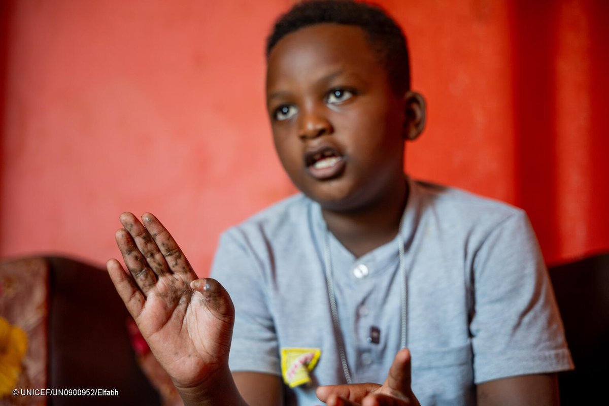 UNICEFSudan's tweet photo. "هربنا من الحرب لحماية أطفالنا،" يقول ناجح.

عمر، 10 أعوام، فرّ من كردفان، لكنه أصيب بمخلّفات الحرب المتفجرة في الخرطوم.

بالتعاون مع المركز القومي لمكافحة الألغام ، تساعد اليونيسف عمر على التعافي والعودة إلى المدرسة. https://t.co/ALT1UXcbAA