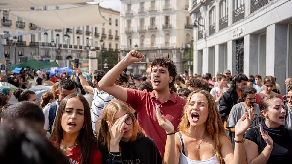 HouseActionTees's tweet photo. Spain has just passed a law banning evictions and stopping vulture investment companies from taking over their housing.

Why couldn't we do this in the UK? https://t.co/Ym9sf8NMGe