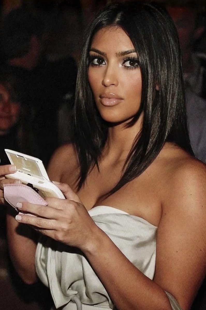 D1GITALPRINCESS's tweet photo. i just love how striking kim's makeup was like omg https://t.co/z43IaKYdlg