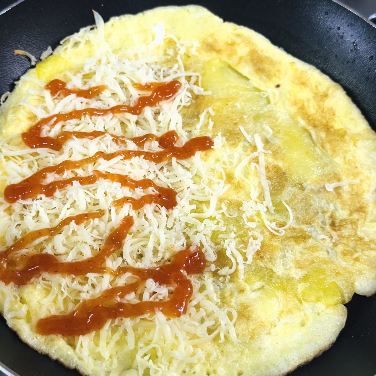 getshersparkagn's tweet photo. omelette kentang 🥔🍳
makanan favorit kalo lagi ga pengen makan berat. buatnya simpel dan gampang, tapi tetep enak.
cuma 3 bahan:
- kentang di slice kayak di gambar 1 (diratain)
- telur (dimasukin ketika kentang udah mateng)
- keju (topping aja, gapake juga gpp tetep enak)