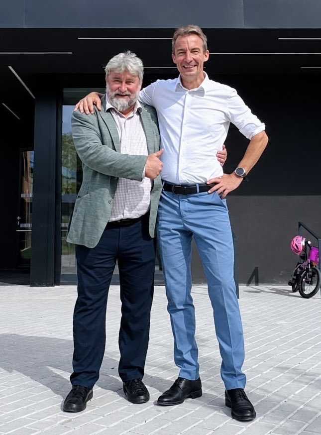 kalousekm's tweet photo. Na scéně dnes není strana, se kterou bych se mohl identifikovat natolik, abych ji podporoval v politické soutěži. V komunálních volbách pak držím palce těm kandidátům, kterých si vážím a jejichž práci znám. V Praze bych proto volil pány @portlik a @HrozaMichal. Je za nimi úctyhodné úsilí s měřitelnými výsledky. Jejich plány mají hlavu a patu a říkají narovinu, že 1+1=2, nikoliv 3,5, jak je teď často v módě tvrdit. Možná nejsou těmi nejoslnivějšími řečníky ze všech. Určitě to ale jsou muži cílevědomé a poctivé práce. A o tu práci bych jako volič stál.