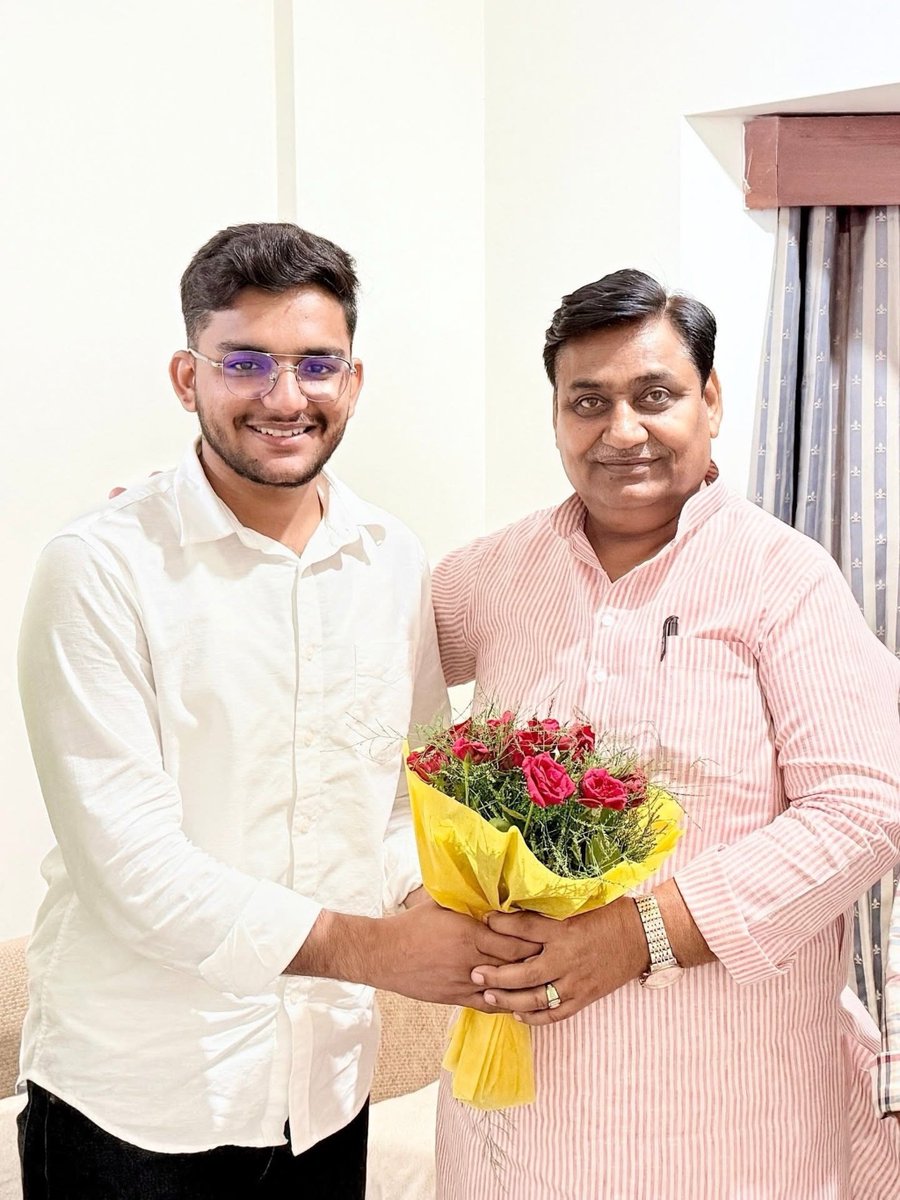 Gopalsaharnnsui's tweet photo. राजस्थान प्रदेश कांग्रेस कमेटी के अध्यक्ष एवं पूर्व शिक्षा मंत्री, युवाओं के हितैषी लोकप्रिय नेता आदरणीय श्री गोविंद सिंह जी डोटासरा को उनके जन्मदिन की हार्दिक बधाई एवं शुभकामनाएं।

ईश्वर से आपके उत्तम स्वास्थ्य एवं दीर्घायु जीवन की कामना करते हूं।

@GovindDotasra https://t.co/3Iigy8vlYK