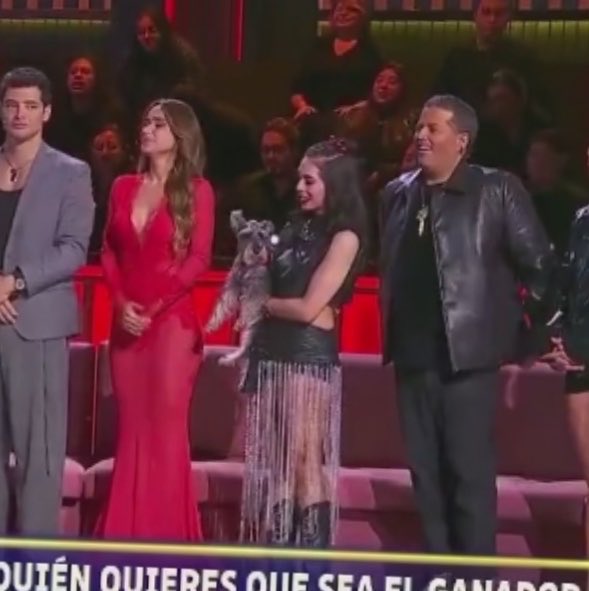 mingeystan's tweet photo. ara con su bendi 🖤 

#LaCasaDeLosFamososMx https://t.co/2JU0Elb5Tl