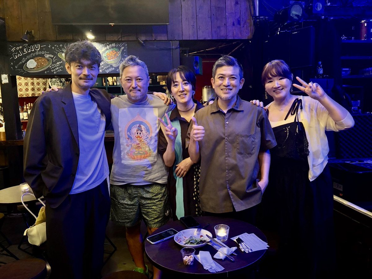 dainoji0728's tweet photo. 同級生シンガー遠藤雅美 

ニューアルバム"POP SONGS"レコ発LIVEでした！

あえて宅録で、彫刻を彫るように丁寧に作っていった楽曲たち。

ついにレコーディング参加メンバーで、血が通った合奏が出来ました。

たくさんの人に届きますように。

高校時代の友達も駆けつけてくれました！

#遠藤雅美 https://t.co/FQiGhxZvfC