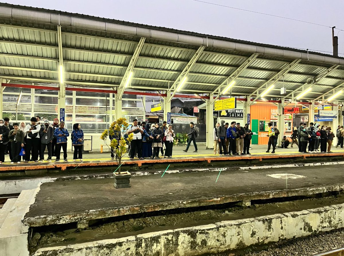 MasUmbiBaik's tweet photo. EMANG KALO JAM TERBANG GABISA BOONG

mereka uda tau dimana harus berdiri😭 https://t.co/CdA5NXmOFw