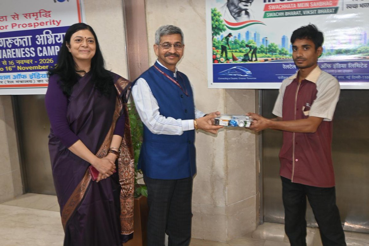 RailTel's tweet photo. स्वच्छता जागरूकता अभियान 2026 -

स्वच्छ और स्वस्थ परिवेश के निर्माण में सफ़ाई मित्रों की महत्वपूर्ण भूमिका को सम्मान देते हुए, CMD, RailTel ने उनके समर्पण, मेहनत और सेवाभाव के लिए उन्हें सम्मानित किया।

आइए, स्वच्छता को अपनी जिम्मेदारी बनाएं और स्वच्छ भारत के संकल्प को और मजबूत करें। 

#SwachhtaAwarenessCampaign2026 #SwachhataHiSeva #RailTel #SafaiMitra #SwachhBharat #CleanIndia