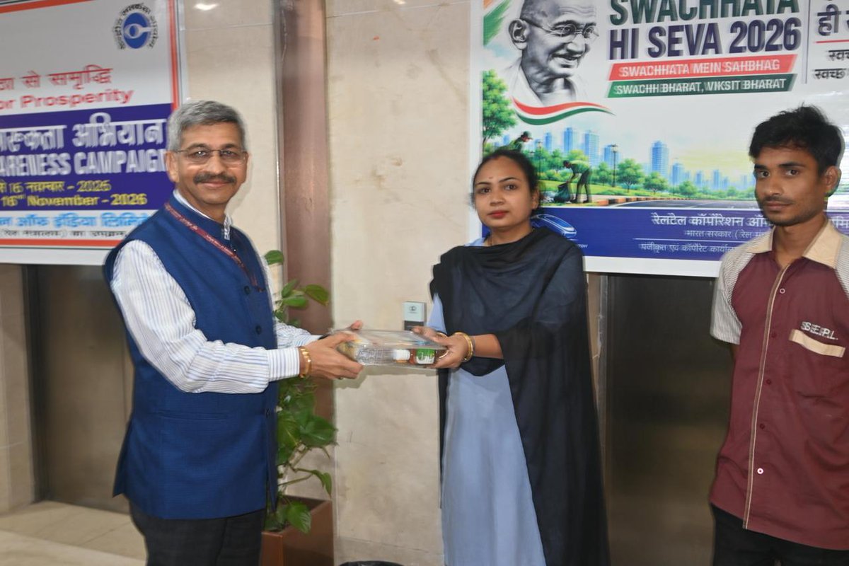RailTel's tweet photo. स्वच्छता जागरूकता अभियान 2026 -

स्वच्छ और स्वस्थ परिवेश के निर्माण में सफ़ाई मित्रों की महत्वपूर्ण भूमिका को सम्मान देते हुए, CMD, RailTel ने उनके समर्पण, मेहनत और सेवाभाव के लिए उन्हें सम्मानित किया।

आइए, स्वच्छता को अपनी जिम्मेदारी बनाएं और स्वच्छ भारत के संकल्प को और मजबूत करें। 

#SwachhtaAwarenessCampaign2026 #SwachhataHiSeva #RailTel #SafaiMitra #SwachhBharat #CleanIndia