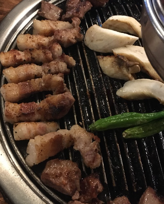 meee2ii's tweet photo. 홍대 놀러 자주 가는데 지나갈 때마다
냄새가 개처지려서 먹고 싶엇는데
웨이팅 개빡세서 포기햇엇음;

근데 이번에 친구랑 맘먹고 들어가서 
먹엇는데 아 ㅆㅂ 사람ㅇ들 왜
기다려서 먹는지 알겟듬

걍 개처섹시야르푸드 연예인 싸인도 졸라많음
근데 ㅆㅂ 한 5억 정도 하니까 부자들만 가시길 https://t.co/GRdllznLBr