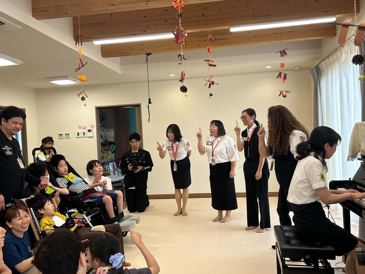 jyonetsuclub's tweet photo. 🎤🎶 ゴスペルコンサート&ハンドケア 🤲✨
9月25日
情熱クラブ一般社団法人では
三重県四日市市にある
重症心身障がい児支援施設で、
今回のイベントの協賛企業様である
「Haccii 808」(はっち)さんへ伺いました✨
この日は、ゴスペルコンサートと「ぬくもりのわ」のハンドケアを通して、みんなで楽しい時間を過ごしました😊
ゴスペルコンサートでは、ピアノの音と歌声が聞こえると、自然と笑顔が広がっていき、手拍子をしたり、身体を動かしたり🎶
会場があたたかな空気に包まれていました☺️
ハンドケアでは、とても気持ち良さそうな表情になり、ゆっくり触れ合う時間も🤲💕
そして、ご自身の作品をみんなに見せてくれたメンバーも🎨✨
作品を通して伝えてくれる姿がとても素敵でした。
子どもたちも、ご家族も、スタッフさんも、関わるみんなが笑顔になれる時間でした✨
また、子どもたちから素敵なお手紙もいただき、心があたたかくなりました💓
Haccii 808さんで、こんな素敵な時間をご一緒できたことに感謝いたします。
本当にありがとうございました😊✨
また、翌日の情熱防災・防犯フェスにもブース出店でご参加いただき、ありがとうございました😊
#情熱クラブ
#Haccii808
#情熱防災防犯フェス2026
#関暁夫
#甲賀市