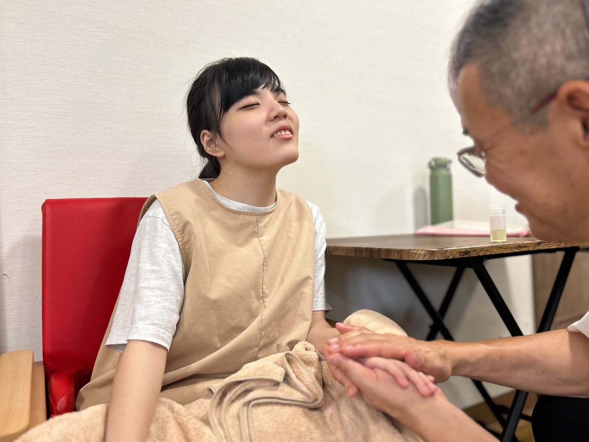 jyonetsuclub's tweet photo. 🎤🎶 ゴスペルコンサート&ハンドケア 🤲✨
9月25日
情熱クラブ一般社団法人では
三重県四日市市にある
重症心身障がい児支援施設で、
今回のイベントの協賛企業様である
「Haccii 808」(はっち)さんへ伺いました✨
この日は、ゴスペルコンサートと「ぬくもりのわ」のハンドケアを通して、みんなで楽しい時間を過ごしました😊
ゴスペルコンサートでは、ピアノの音と歌声が聞こえると、自然と笑顔が広がっていき、手拍子をしたり、身体を動かしたり🎶
会場があたたかな空気に包まれていました☺️
ハンドケアでは、とても気持ち良さそうな表情になり、ゆっくり触れ合う時間も🤲💕
そして、ご自身の作品をみんなに見せてくれたメンバーも🎨✨
作品を通して伝えてくれる姿がとても素敵でした。
子どもたちも、ご家族も、スタッフさんも、関わるみんなが笑顔になれる時間でした✨
また、子どもたちから素敵なお手紙もいただき、心があたたかくなりました💓
Haccii 808さんで、こんな素敵な時間をご一緒できたことに感謝いたします。
本当にありがとうございました😊✨
また、翌日の情熱防災・防犯フェスにもブース出店でご参加いただき、ありがとうございました😊
#情熱クラブ
#Haccii808
#情熱防災防犯フェス2026
#関暁夫
#甲賀市