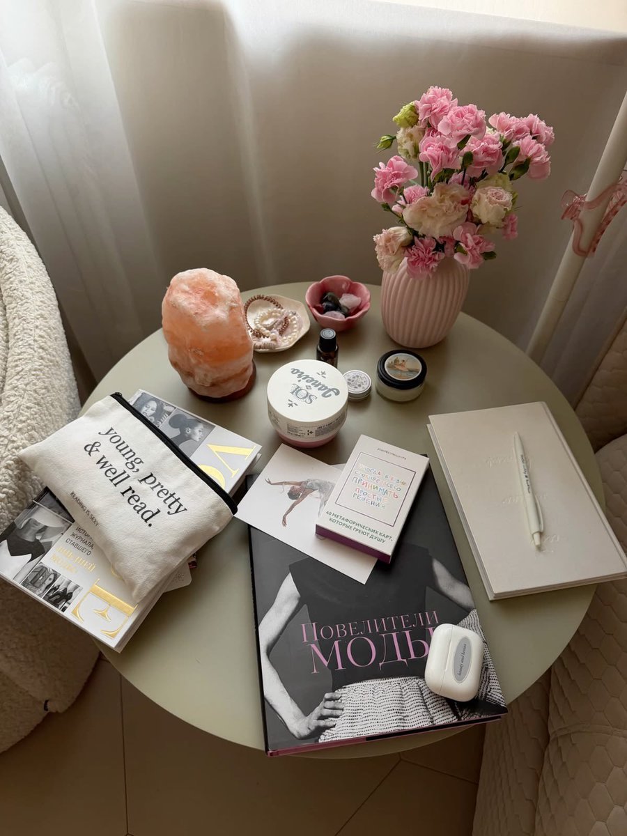 Diorgirlx's tweet photo. thursday morning https://t.co/hS8CJxxi1X