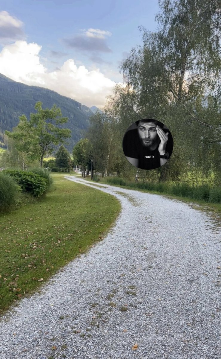 eawaish's tweet photo. ⠀⠀⠀

مرني لا تاه دربك مـن زحـام الحياة 

الغلا اللي رحت منّه على حطة يدك

⠀⠀⠀ https://t.co/wiISj4kBIE
