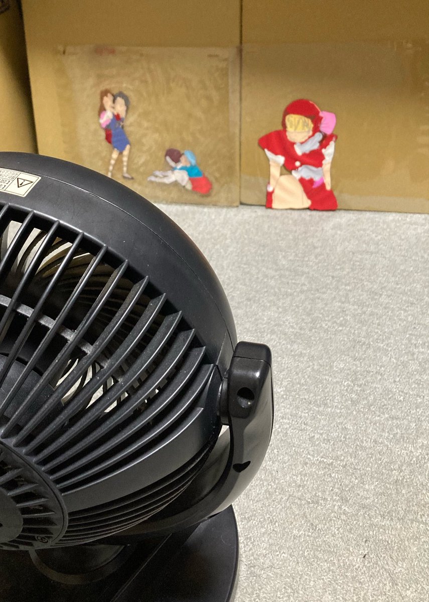 domdom79497's tweet photo. 扇風機君で軽く臭い飛ばし…
常夜灯でしばしおやすみなさい。。。 https://t.co/usXnMGbhnu