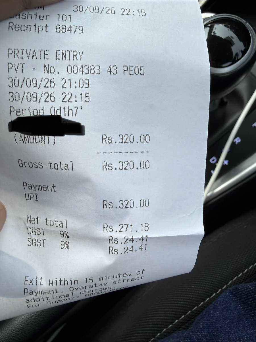 veenavenugopal's tweet photo. Parking charges at Delhi’s T3 airport for one hour and six minutes is Rs 320. No wonder the oligarchs want more and more airports. https://t.co/PCEpprnyDj