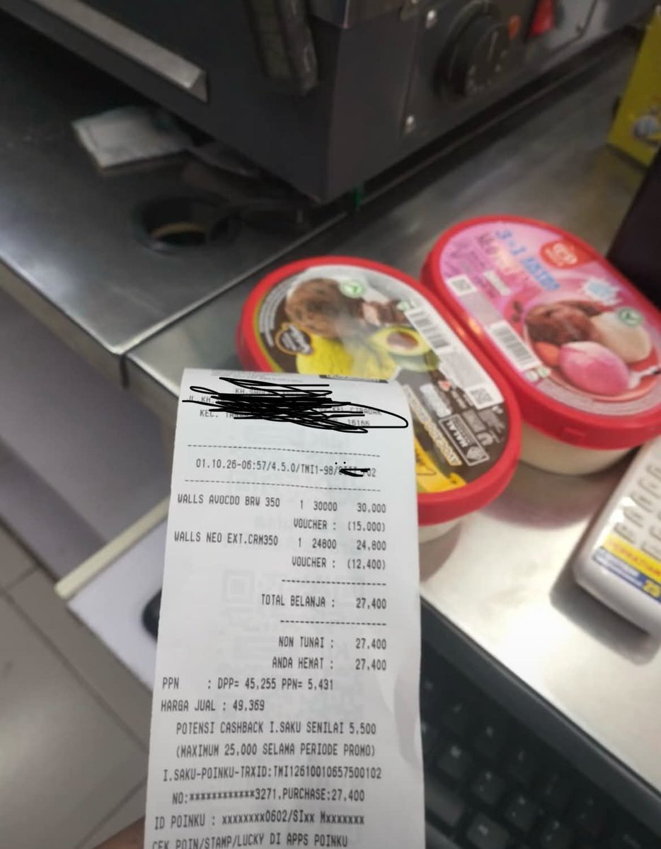 keluhkesahkonoh's tweet photo. Kata gue buruan lari ke Indomaret 😭

In this economy, es krimnya jadi murah bangettt 😭🙌🏼🙌🏼 https://t.co/U8iVN2lAFw
