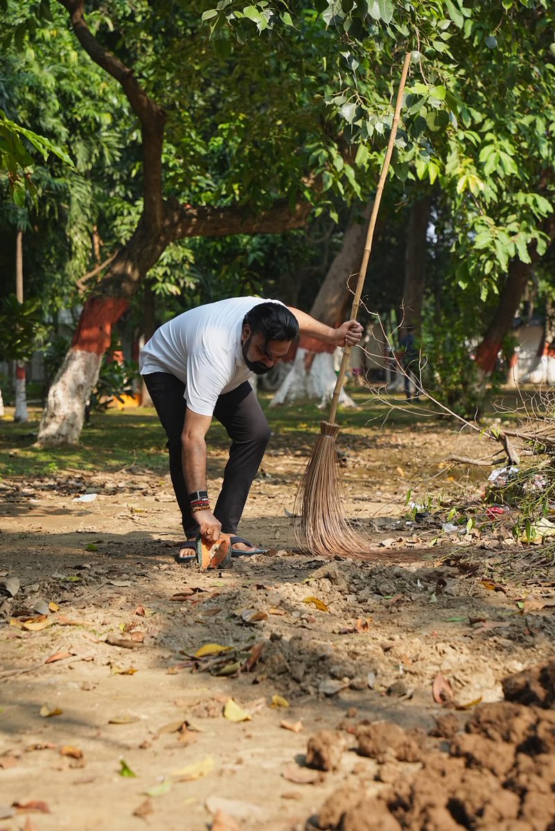 samrat4bjp's tweet photo. सेवा संकल्प अभियान अंतर्गत “सेवा मेरा योगदान” के तहत लोकसेवक आवास के सामने, 1 अणे मार्ग पर आयोजित स्वच्छता अभियान में भाग लिया और स्वच्छता के प्रति जन-जागरूकता का आग्रह किया।

#SevaSankalpAbhiyan #SwachhataHiSeva #SwachhBharat https://t.co/q3EM9iBE2A