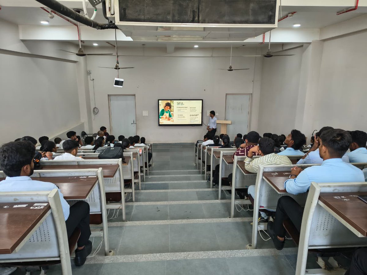 nss_mgug's tweet photo. 30 सितम्बर 2026 को NSS के तत्वावधान में सेवा संकल्प अभियान के अंतर्गत विद्यार्थियों एवं युवाओं को करियर के विभिन्न अवसरों से परिचित कराने तथा केंद्र एवं राज्य सरकार द्वारा संचालित जनकल्याणकारी योजनाओं के लिए जागरूकता का��्यक्रम का आयोजन किया गया । https://t.co/oHiiLzv8SR