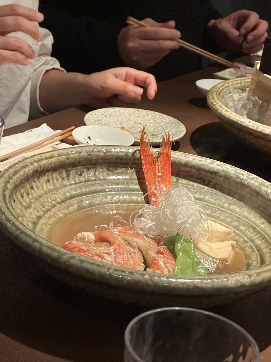 tkhshgm's tweet photo. 昨晩の宴会の様子です。赤坂なんて何年振りだろう、坂のライトアップがなんだかおしゃれ https://t.co/mPRapHaEbQ