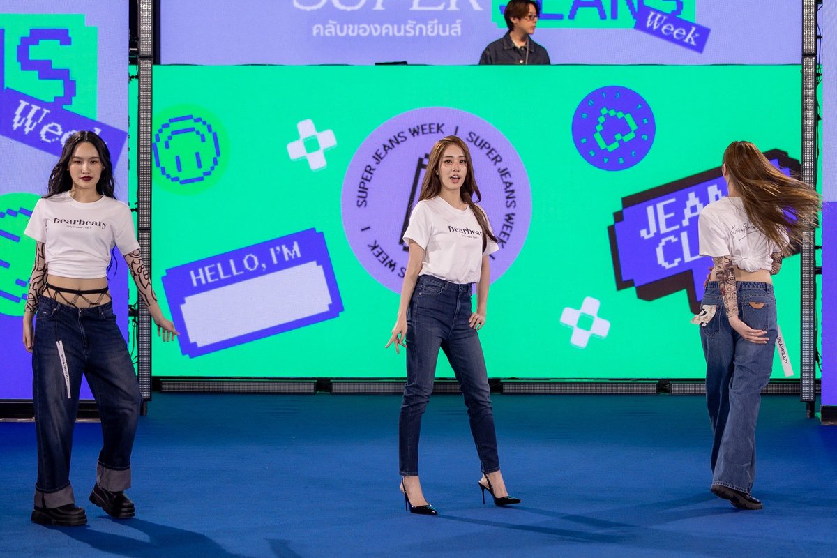 SapphicGardenTH's tweet photo. ยีนส์เลิฟเวอร์มีกรี๊ด! “มายด์ 4EVE” ป้ายยาไอเทมเด็ดบนรันเวย์  “ROBINSON SUPER JEANS WEEK 2026” ในลุคสุดเท่จาก Bearbeary
 
#Mind4EVE #มายด์4EVE

เป็นอีเวนต์แห่งปีที่คนรักยีนส์ต้องปักหมุด สำหรับงาน “ROBINSON SUPER JEANS WEEK 2026” มหกรรมยีนส์ที่ยิ่งใหญ่ที่สุดแห่งปี ซึ่งจัดขึ้นโดยศูนย์การค้าโรบินสัน โดยงานนี้สร้างเสียงฮือฮาทั้งงาน เมื่อสาวฮอต “มายด์ อาทิตยา (4EVE)” มาร่วมปรากฏตัวเป็น Special Guest เดินแฟชั่นโชว์สุดชิคให้กับแบรนด์ยีนส์สุดฮิตอย่าง Bearbeary ณ CASCATA ชั้น G ฟิวเจอร์พาร์ค รังสิต

การปรากฏตัวของสาวมายด์ในลุค Denim Casual จาก Bearbeary เรียกได้ว่าสะกดทุกสายตา โดยเฉพาะการเลือกสวมใส่ Skinny Jeans รุ่น COOL.MAX ที่สะท้อนคอนเซปต์ของคอลเลกชันใหม่ล่าสุดจากแบรนด์ได้อย่างสมบูรณ์แบบ โดย “มายด์ อาทิตยา” ได้แชร์ความประทับใจหลังสวมใส่ยีนส์จาก Bearbeary ว่า "วันนี้มายอยู่ในลุค Denim Casual จาก Bearbeary ค่ะ ตัวที่ใส่เป็น Skinny Jeans รุ่น COOL.MAX ชอบตรงที่เข้ารูปสวย แต่ใส่แล้วไม่รู้สึกอึดอัดเลย ผ้านุ่ม ยืด แล้วก็เย็นสบาย ลุคนี้ทั้งเท่และใส่สบาย เข้ากับ COOL.MAX ที่ใส่อยู่วันนี้พอดี เป็นยีนส์ที่ทำให้รู้สึกว่า Skinny ก็ใส่สบายและเย็นได้จริง ๆ และเป็นยีนส์ที่ขาดไม่ได้เลยค่ะ เพราะเป็นทรงที่ใส่ง่าย แล้วก็ช่วยให้หุ่นดูสวยขึ้น ยิ่งถ้าเป็น Skinny ของ Bearbeary จะชอบเป็นพิเศษ เพราะเค้าขึ้นชื่อเรื่องทรงอยู่แล้ว ใส่แล้วกระชับ แต่ยังเคลื่อนไหวสบายค่ะ"

ด้าน“คุณปุ๋ย” วนิศา ดวงจินดา  Founder of Bearbeary กล่าวถึงแนวคิดเบื้องหลังการพัฒนาครั้งนี้ว่าภายในงาน Bearbeary ยังจัดเต็มส่งท้ายความปังด้วยการเปิดตัว COOL MAX SERIES คู่มากับ B-LITE SERIES พร้อมชวนทุกคนมาร่วมสนุกกับแคมเปญสุดชิค #ท้าไทยใส่ยีนส์COOL เพราะบางความแตกต่าง ต้องลองถึงจะรู้ ที่พร้อมเปลี่ยนมุมมองการใส่ยีนส์ในเมืองไทยให้สนุกและสบายกว่าที่เคยสำหรับใครที่อยากคอมพลีทลุคเท่และสบายแบบสาวมายด์ 4EVE สามารถไปสัมผัสความนุ่ม ยืด เย็น ของทัพยีนส์จาก Bearbeary ได้ที่ช้อปได้โรบินสันทุกสาขา
